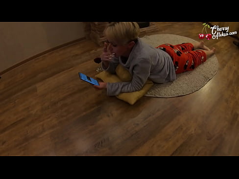 ❤️ 瘋狂的金發女郎吸吮巨大的雞巴並在上面彈跳 - 肛交 ❤❌ 色情視頻 在色情 zh-tw.hdporn24.ru ﹏